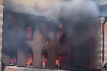 У росії об'єкт ворожого Міноборони обійнятий полум'ям, все в диму: є жертви, кадри з місця