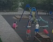 В Одесі дитина впала в кому після гри на дитячому майданчику, відео: "натрапила на штир і розірвала..."