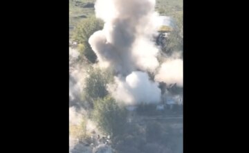 ЗСУ знищили ангар із технікою окупантів, відео: росіяни відчайдушно намагалися врятувати