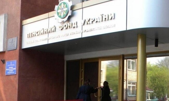 Розрахунок пенсій і стаж, в ПФУ роз'яснили українцям важливі нюанси: "трудова книжка..."