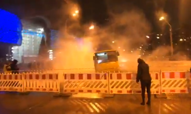 Повінь у Києві: маршрутка з людьми провалилася під асфальт, кадри кошмару під ТРЦ Ocean Plaza