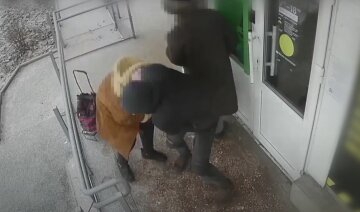 Негідник вирвав із рук пенсіонерки гроші біля банкомату: відео з камер спостереження