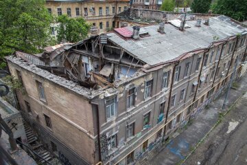 "Люди вистрибували з вікон": з'явилися подробиці і кадри руйнування будинку в центрі Одеси