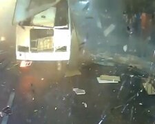Пассажирский автобус взорвался на остановке, много пострадавших: кадры и детали ЧП в России