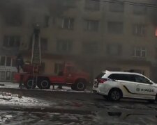 Масштабный пожар охватил общежитие, людей срочно вытаскивают из окон: видео и первые подробности трагедии