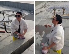 "Это деньги для меня": одесситка залезла в фонтан и принялась сгребать монеты, видео