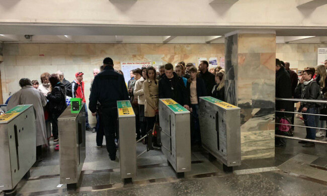 Новий збій у київському метро: люди не можуть пройти через турнікет, деталі