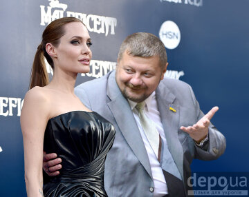 HOLLYWOOD, CA - MAY 28: Actors Angelina Jolie (L) and Brad Pitt attend the World Premiere of Disney's 