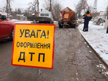 У Кривому Розі Lexus влетів у снігоприбиральну машину: фото з місця