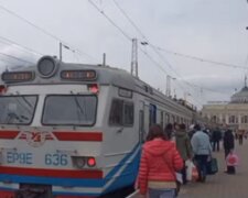 Дірка у вікні: пасажири поскаржилися на умови в одеській електричці, відео