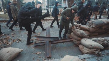 У центрі Києва погром: кадри зачистки від вушанок і матрьошок