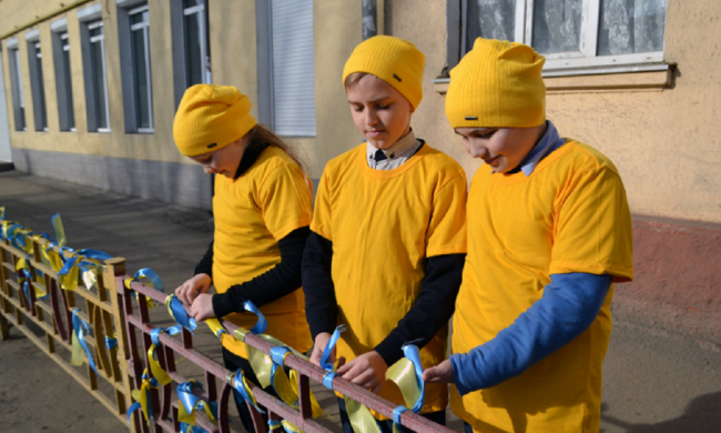 2019-03-05 14_42_43-В школе, где учился Андрей Эйдер, устроили флешмоб в поддержку пленных военных м