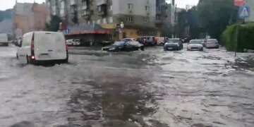 Киев ушел под воду из-за стихии: Крещатик превратился из главной улицы в реку, видео