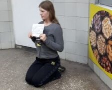 "Багато років сидить на колінах": у метро Харкова викрили чергову "рятівницю" хворої дитини