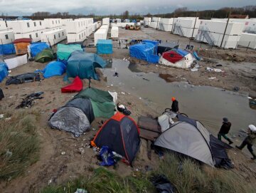 Французька влада зносить табір біженців: жителів евакуюють
