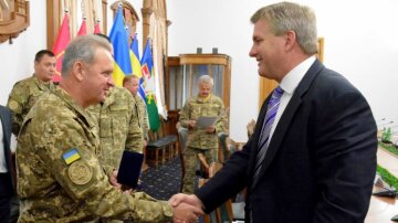 Генерал армии Украины Виктор Муженко и полковник Стю Брэдин (пресс-служба Минобороны Украины)