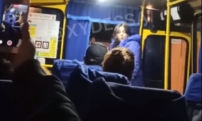 В Одессе водитель маршрутки отказался брать деньги у женщины, видео: "Быдло не будет со мной так..."
