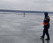 Родные надеются на чудо: на Харьковщине спасатели вторые сутки ищут человека на льду