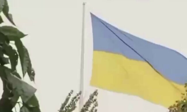 В Харькове молния попала в самый высокий флагшток: появилось видео