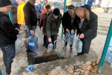 отключение воды, толпа у колонки