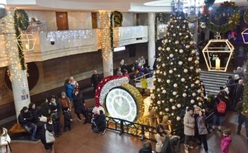 Новогодние украшения в Харькове разместили под землей: фоторепортаж