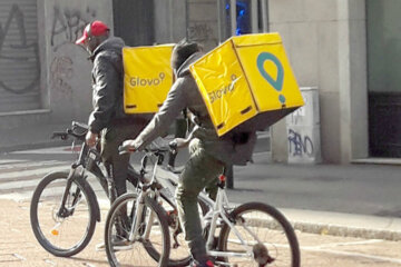 "Будемо оформляти позови до суду": сервіс "Glovo" звинуватили у величезних боргах і брехні