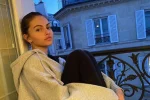 Найкрасивіша дівчинка в світі засліпила посмішкою та покрутилася без ліфчика перед камерою: сміливі кадри