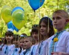 Последний звонок под обстрелами: как отмечают выпускной на Донетчине (фото)