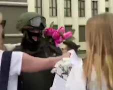 Девушки бросились обнимать красавчика-военного, опустившего щит в Минске: впечатляющие кадры