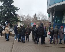 Банки ограничили снятие наличных, украинцы выстроились в очереди: «Запретить выдачу…»