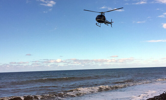 вертолет над морем