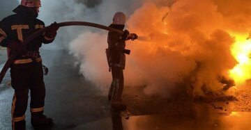 Легковушка и автобус столкнулись на Харьковщине, кадры: "машина выгорела дотла"
