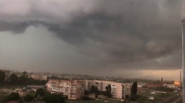 В Одессе ураган сметает все на своем пути: есть пострадавшие, кадры последствий