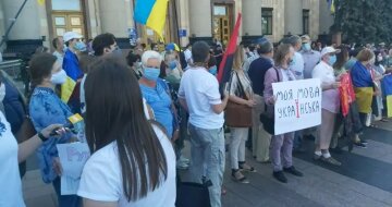 Харьковчане взбунтовались под окнами Кучера, фото: "Руки прочь!"