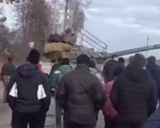 Украинцы останавливают танки врага голыми руками, появилось видео: "Вас тут не ждут!"