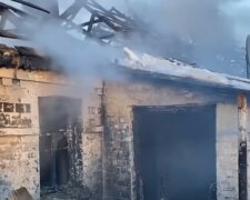 Огонь охватил дом с многодетней семьей на Винниччине, кадры: "В дыму нашли..."