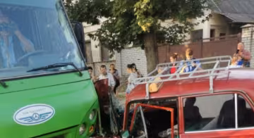 В Харькове авто протаранило маршрутку с пассажирами, фото: "вылетел на встречку"