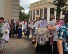На Соборній площі люди вишикувалися в чергу за безкоштовною гречкою: кадри з Одеси