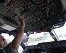 Ніхто нікуди не летить: у рф пілота пасажирського літака мобілізували прямо на робочому місці, відео