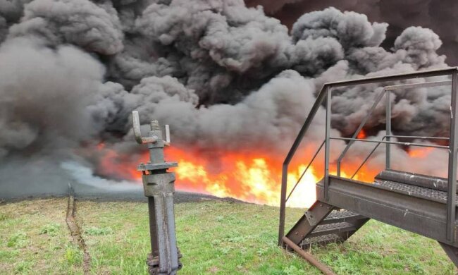 Оккупанты ударили по нефтеперерабатывающему заводу на Луганщине: поднялась пожар, все в черном дыму