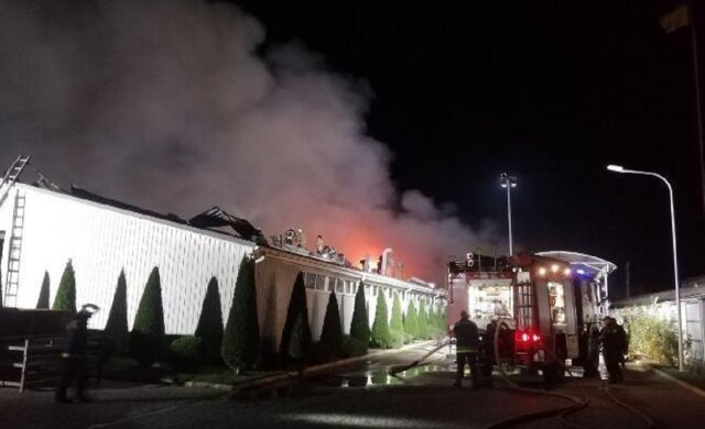Вибухи і пожежа на заводі під Одесою: вогонь охопив велику територію, відео НП