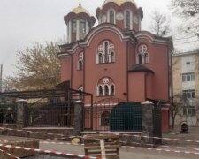 "Ніби відчинилися ворота у пекла": у Чернівцях біля трьох церков УПЦ МП почала розходитись земля, фото