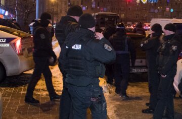 У Києві п'яний дебошир напав на жінку і дитину: все закінчилося бійкою з поліцією, фото