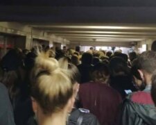 "Взяли мало скотчу": українцям показали оригінальний "ремонт" у метро Києва, фото