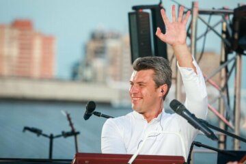 Євген Хмара дав унікальний благодійний концерт на даху в центрі столиці