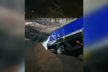 В Харькове грузовик упал в "пропасть" на дороге, кадры ЧП: "вероятно, не заметил...."
