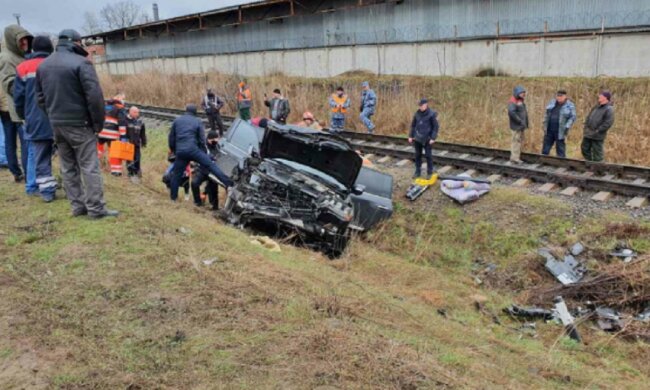 Под Одессой внедорожник слетел с дороги, спасатели извлекают людей: видео последствий