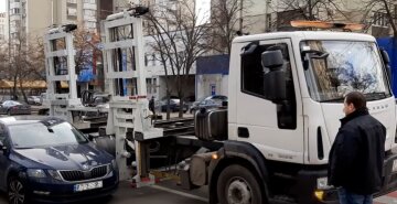 В Киеве водитель отчаянно бросился под эвакуатор, чтобы "спасти" свое авто: кадры драмы