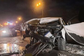 В Киеве авто разорвало на части после аварии: кадры с места серьезного ДТП