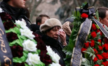Оркестр, много слез и сотни людей: Одесса прощается с погибшим полицейским